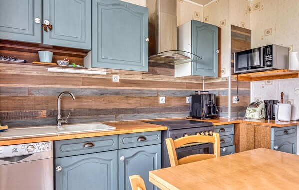 Fridge, oven, stovetop, dishwasher