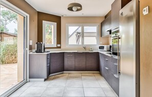 Fridge, oven, dishwasher, coffee/tea maker