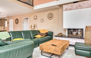TV, fireplace