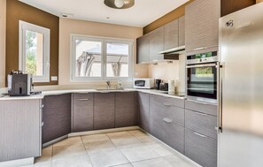 Fridge, oven, dishwasher, coffee/tea maker