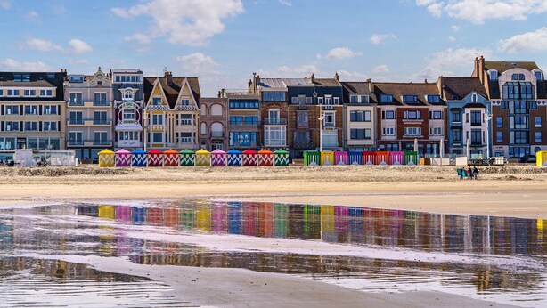 A beachfront with colorful beach huts and a row of traditional European-style buildings. - Lovely home in BOURBOURG with WiFi (BOURBOURG)
