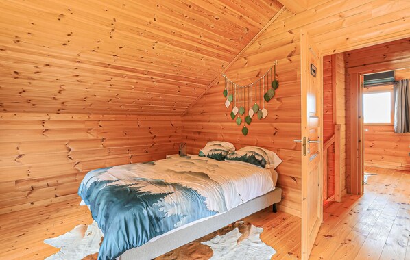 2 bedrooms, iron/ironing board, travel crib, free WiFi