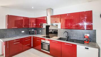 Een koelkast, een oven, een kookplaat, een vaatwasser