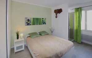 Iron/ironing board, travel cot, free WiFi