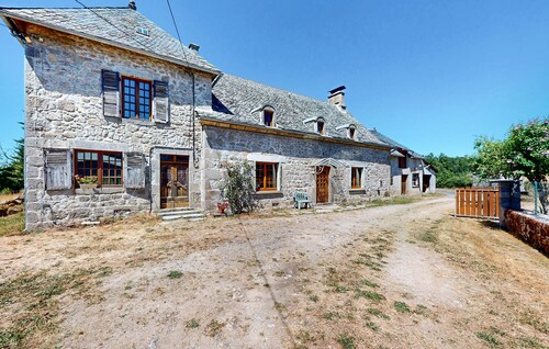 Haustierfreundliches Haus in Sarroux - Saint Julien