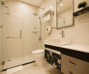 Suite | Kamar mandi | Shower, pancuran hujan,  dan perlengkapan mandi desainer
