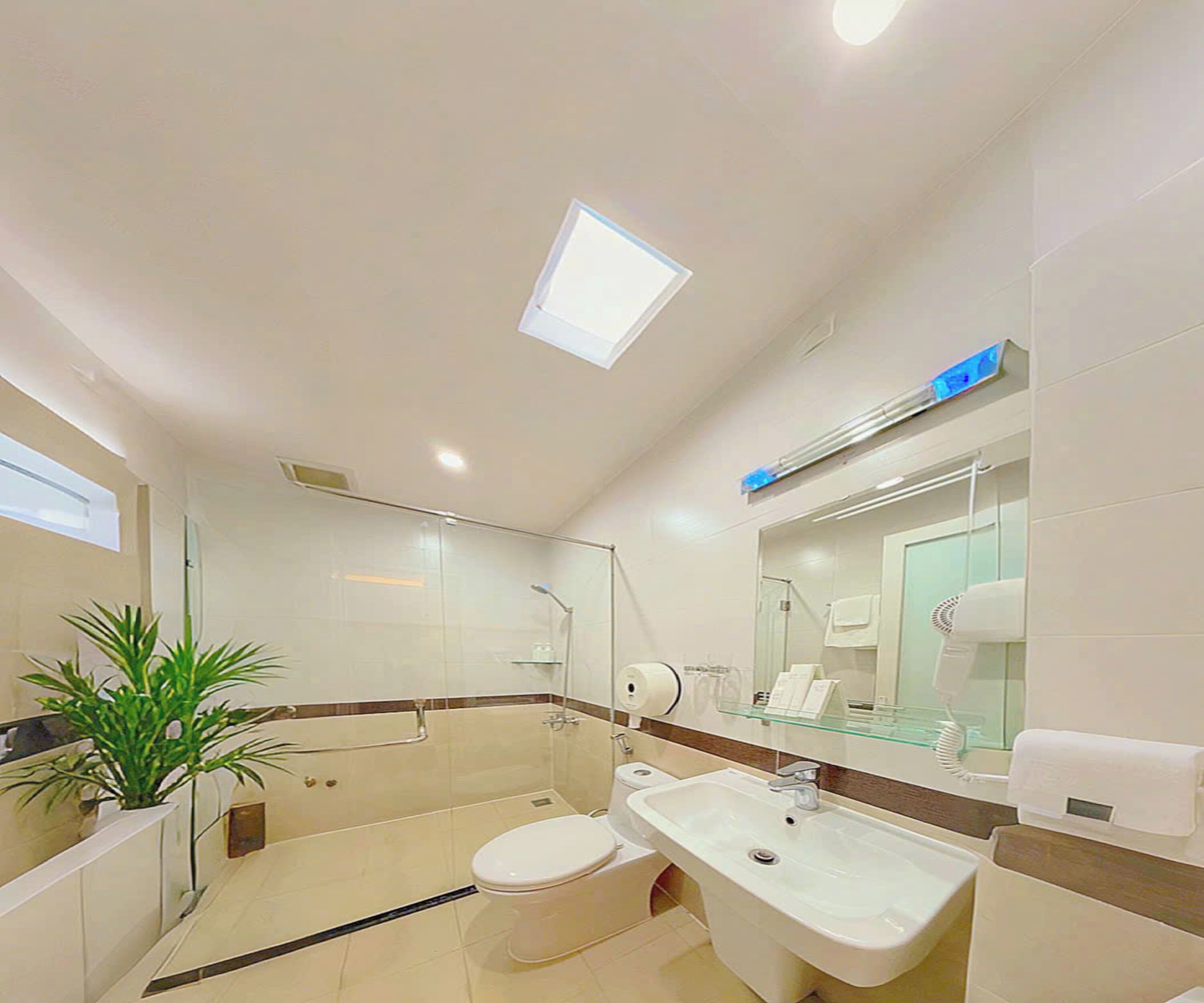 Standard Double Room | Bathroom | Shower, rainfall showerhead, designer toiletries, hair dryer