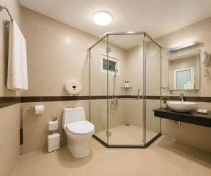 Habitación doble superior | Baño | Ducha y cabezal de ducha tipo lluvia