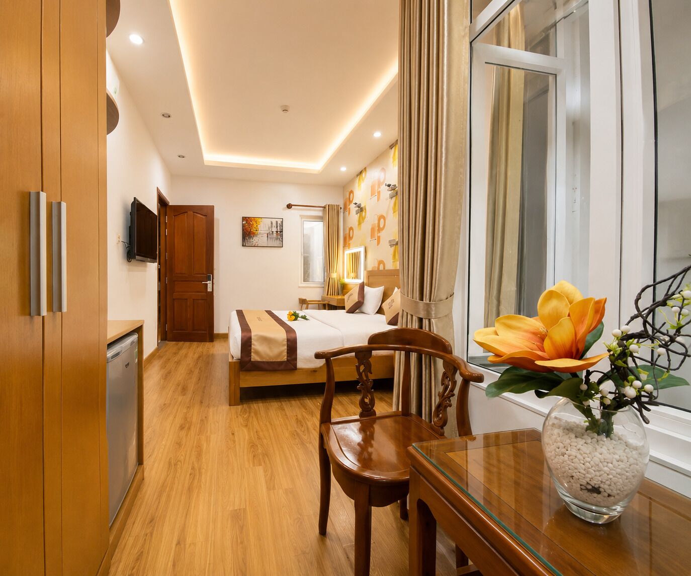 Suite | Desk, WiFi (free), bed sheets