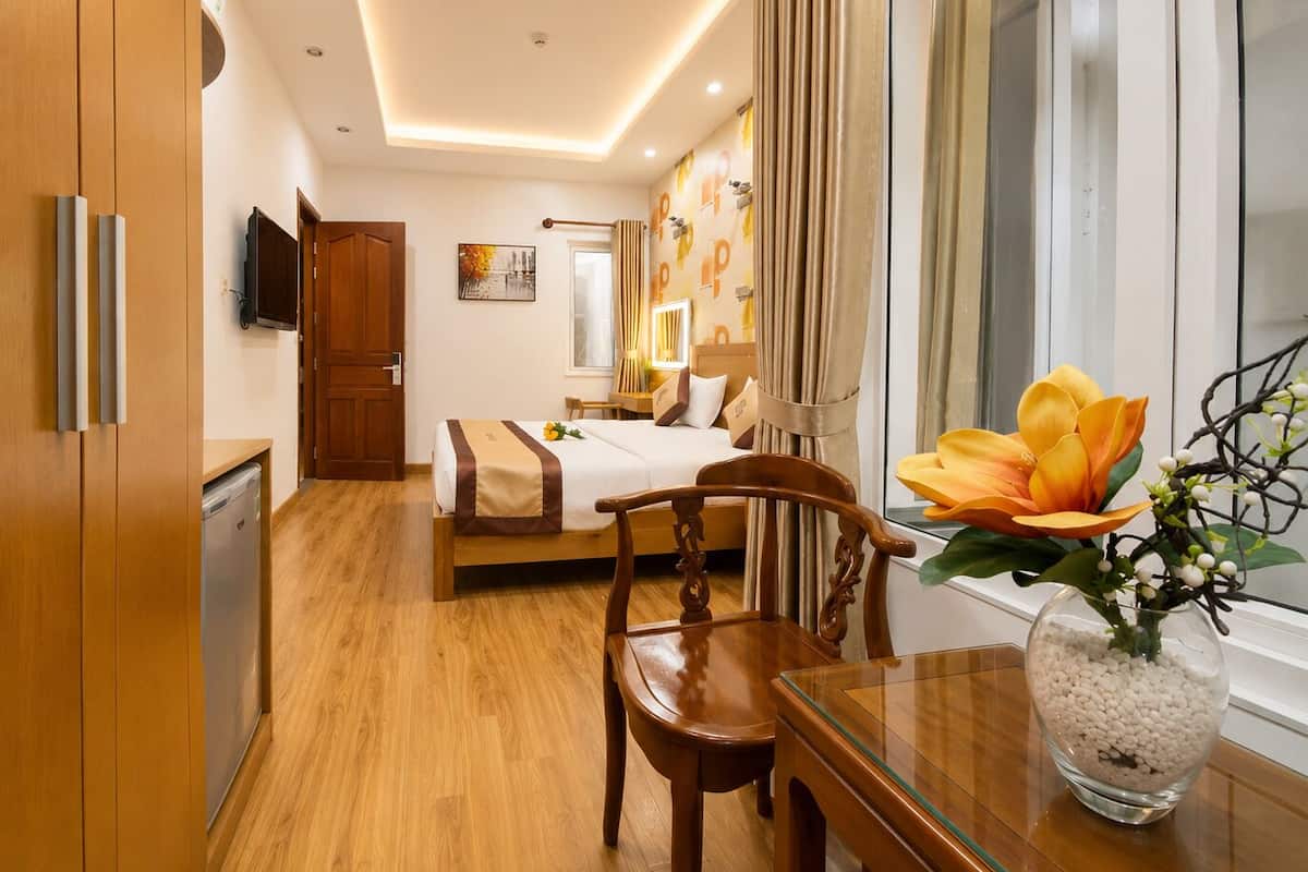 Suite | Desk, WiFi (free), bed sheets