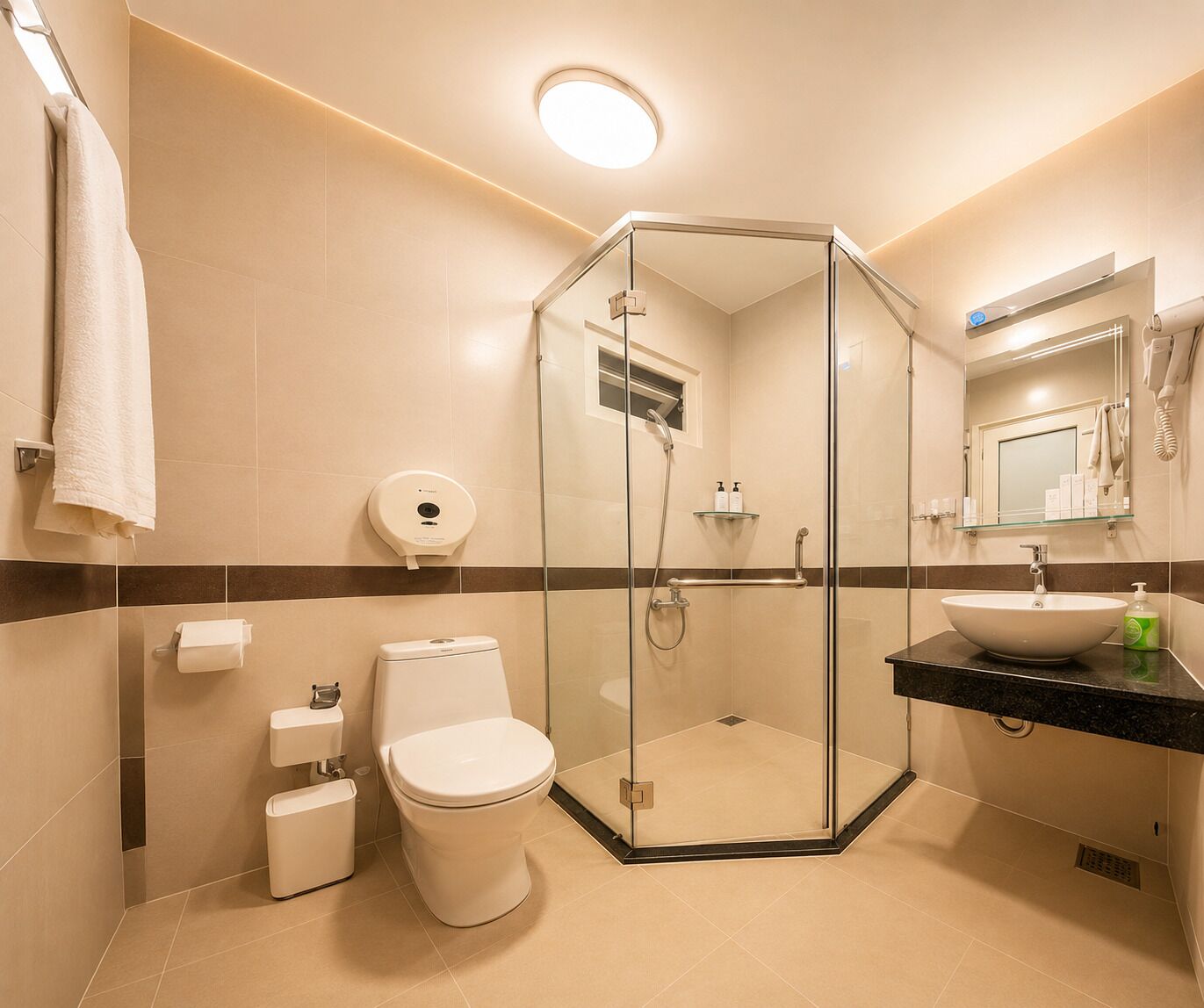 Quarto casal superior | Banheiro | Chuveiro, chuveiro com efeito de chuva, produtos de toalete de grife 