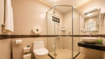 Quarto casal superior | Banheiro | Chuveiro, chuveiro com efeito de chuva, produtos de toalete de grife