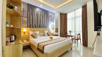 Deluxe tweepersoonskamer, uitzicht op de stad | Een bureau, gratis wifi, beddengoed