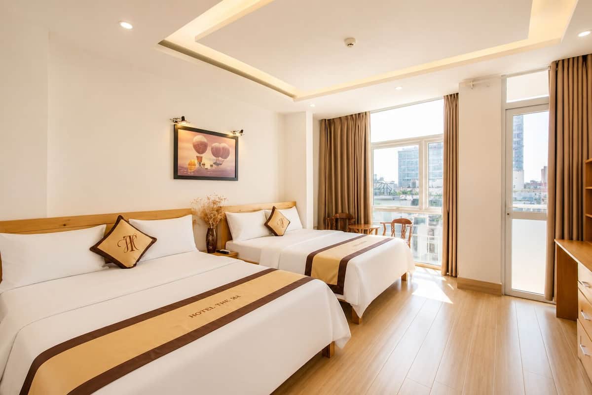 Habitación familiar, vistas a la ciudad | Escritorio, wifi gratis, ropa de cama