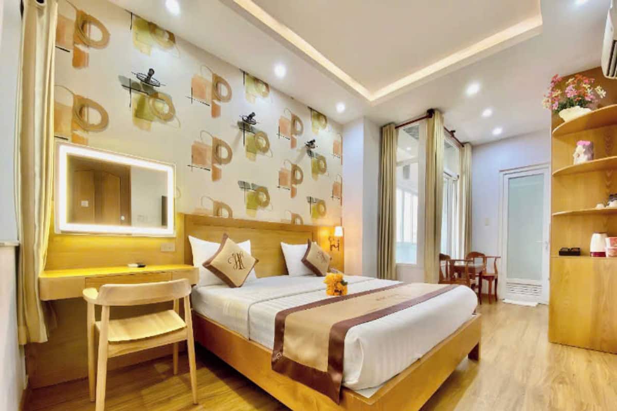 Una scrivania, Wi-Fi gratuito, lenzuola