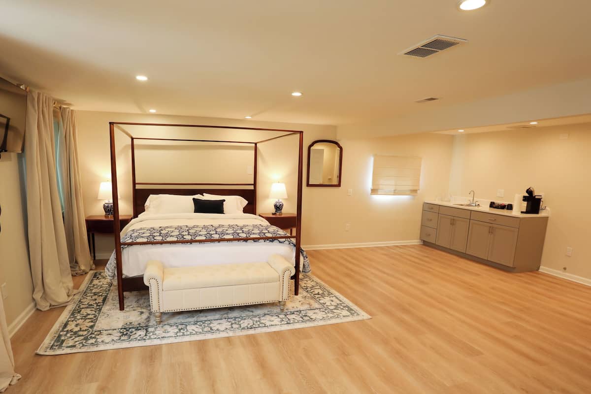 Deluxe Room | Egyptian cotton sheets, premium bedding, down comforters, pillowtop beds