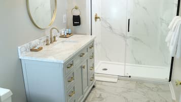 Luxury Cottage, Garden View | Bathroom | Designer toiletries, hair dryer, slippers, towels