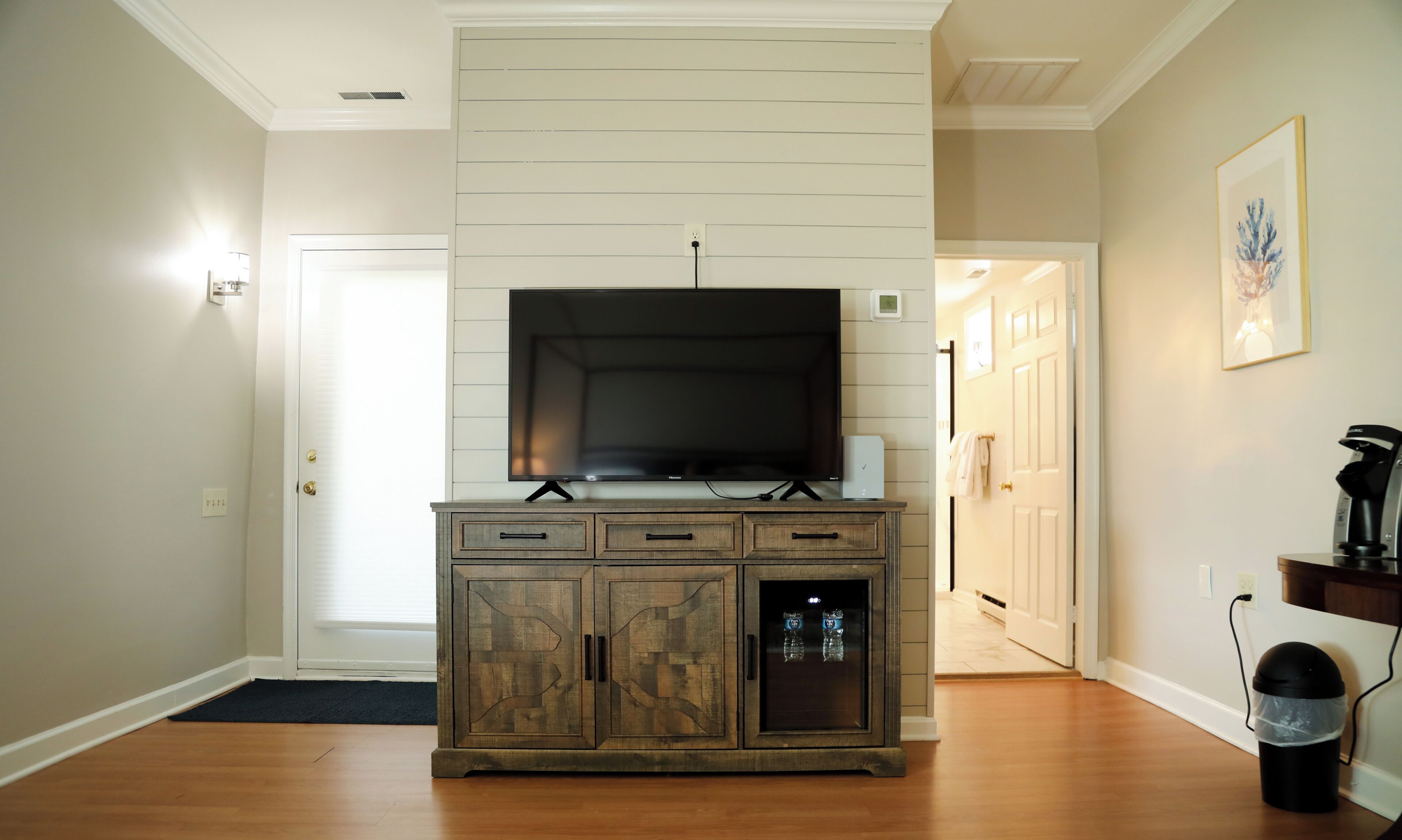 Luxury Cottage, Garden View | Living area | 55-inch Smart TV with cable channels, Netflix, Hulu