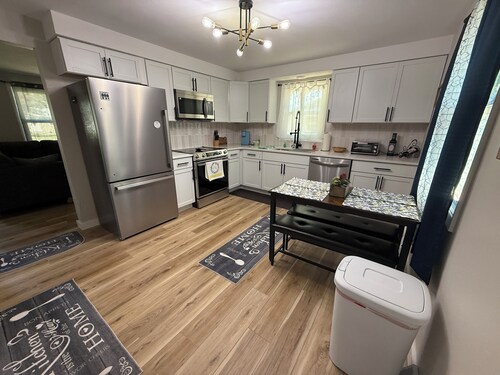 Beautiful Serenity in Green Bay, WI!
3 bedrooms/1 bath FULLY furnished house.