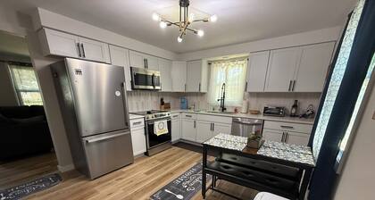 Beautiful Serenity in Green Bay, WI!
3 bedrooms/1 bath FULLY furnished house.