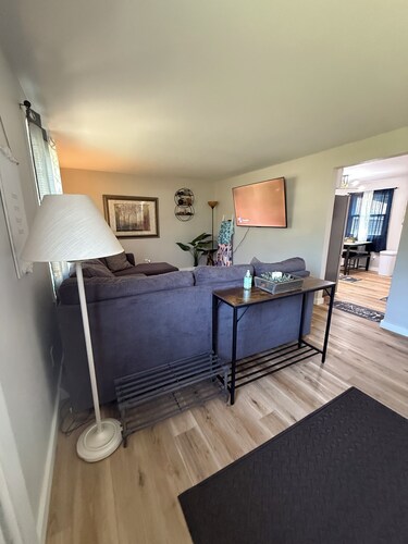Beautiful Serenity in Green Bay, WI!
3 bedrooms/1 bath FULLY furnished house.