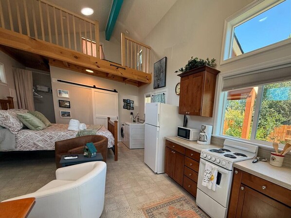 1 dormitori, escriptori, un bressol de viatge i wifi gratuïta 