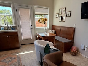 Smart TV, books - #BoiseBnB Bird House (Boise)