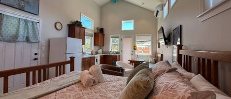 1 dormitori, escriptori, un bressol de viatge i wifi gratuïta