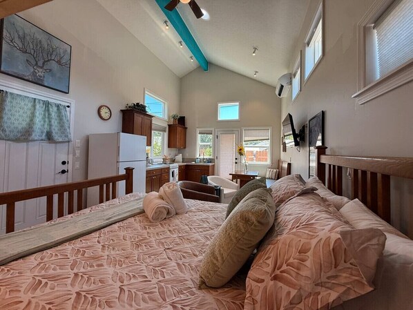 1 bedroom, desk, travel cot, free WiFi