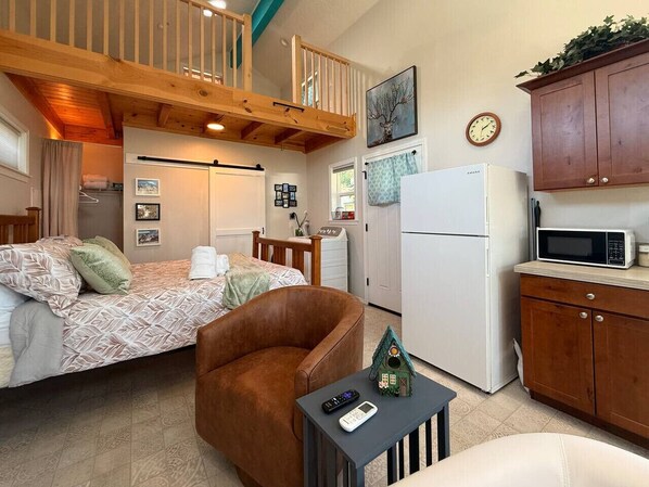 1 bedroom, desk, travel cot, free WiFi