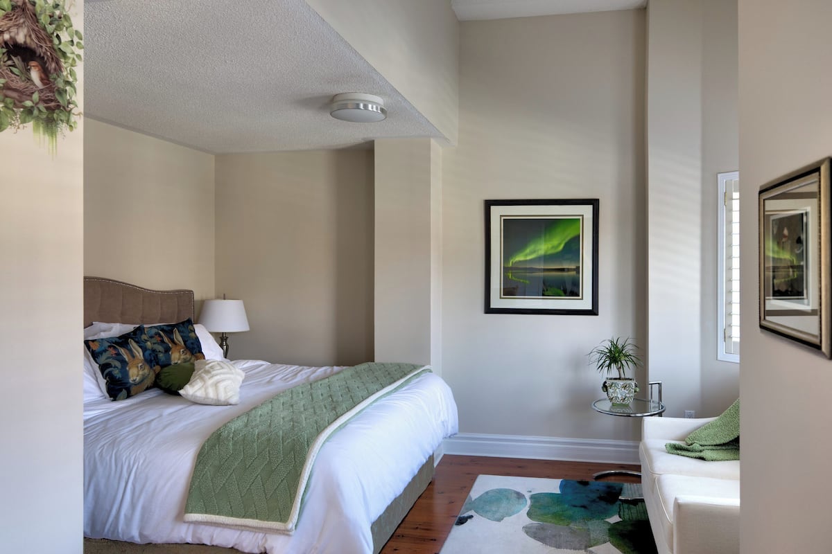 Premium bedding, down duvets, free minibar, in-room safe