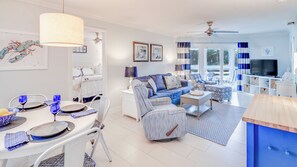 Smart-TV, DVD-Player, Bücher, Arbeitsbereiche