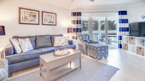 Smart-tv, dvd-afspiller, bøger, kontorer