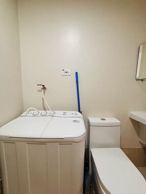 Quarto, 1 quarto, sacada, vista para a piscina | Banheiro