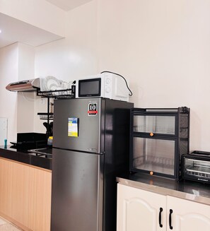 Room, 1 Bedroom, Balcony, Pool View | Private kitchen