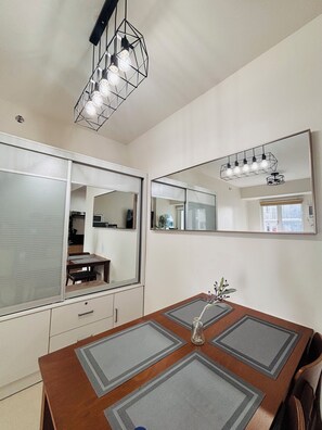 Quarto, 1 quarto, sacada, vista para a piscina | Sala de jantar