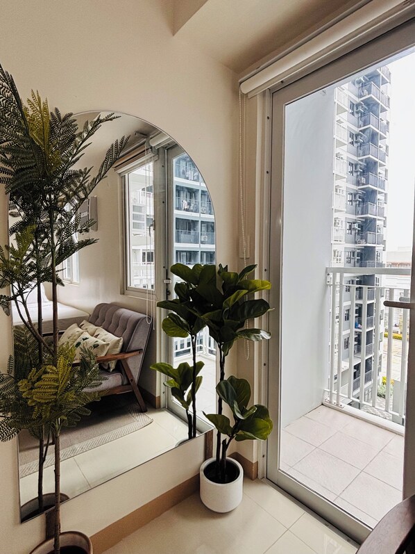 Room, 1 Bedroom, Balcony, Pool View | Interior
