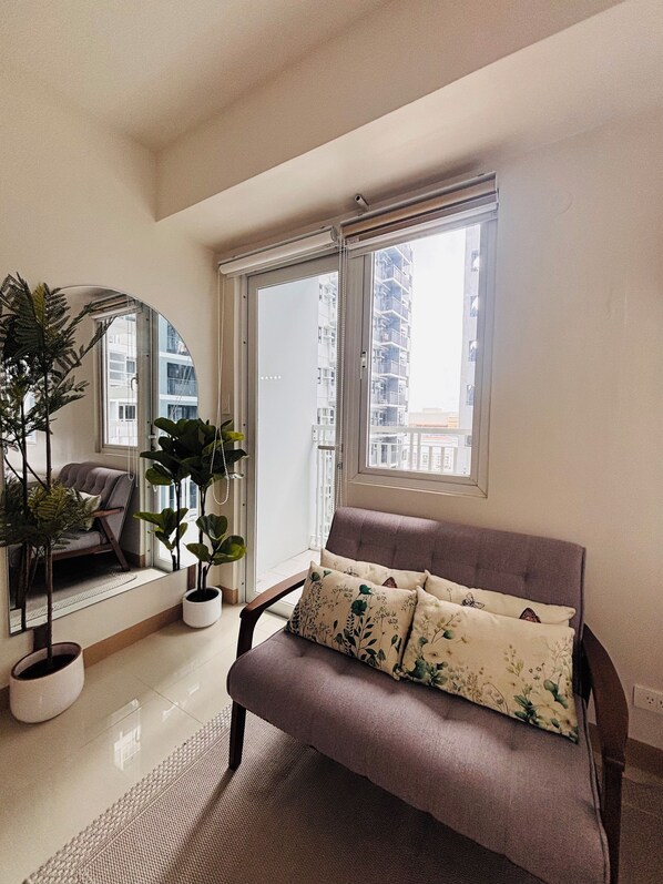 Room, 1 Bedroom, Balcony, Pool View | Living area