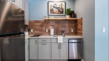 Refrigerador, parrilla de estufa, lavavajillas y cafetera y tetera