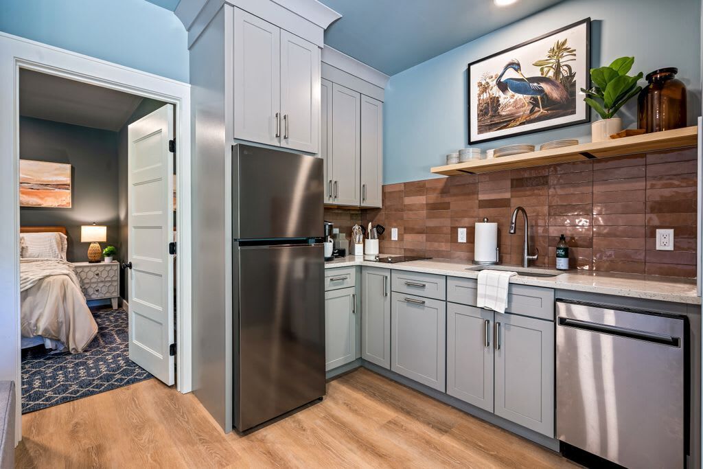 Refrigerador, parrilla de estufa, lavavajillas y cafetera y tetera 