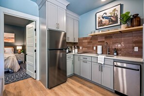 Een koelkast, een kookplaat, een vaatwasser