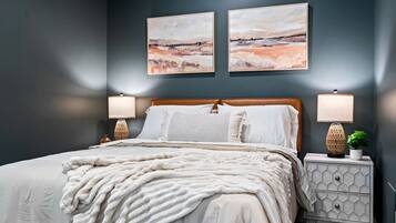 Een strijkplank/strijkijzer, reisbedje, gratis wifi, beddengoed