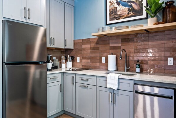 Frigorífic, placa de cuina, rentaplats i cafetera i tetera