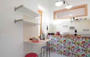 Fridge, stovetop