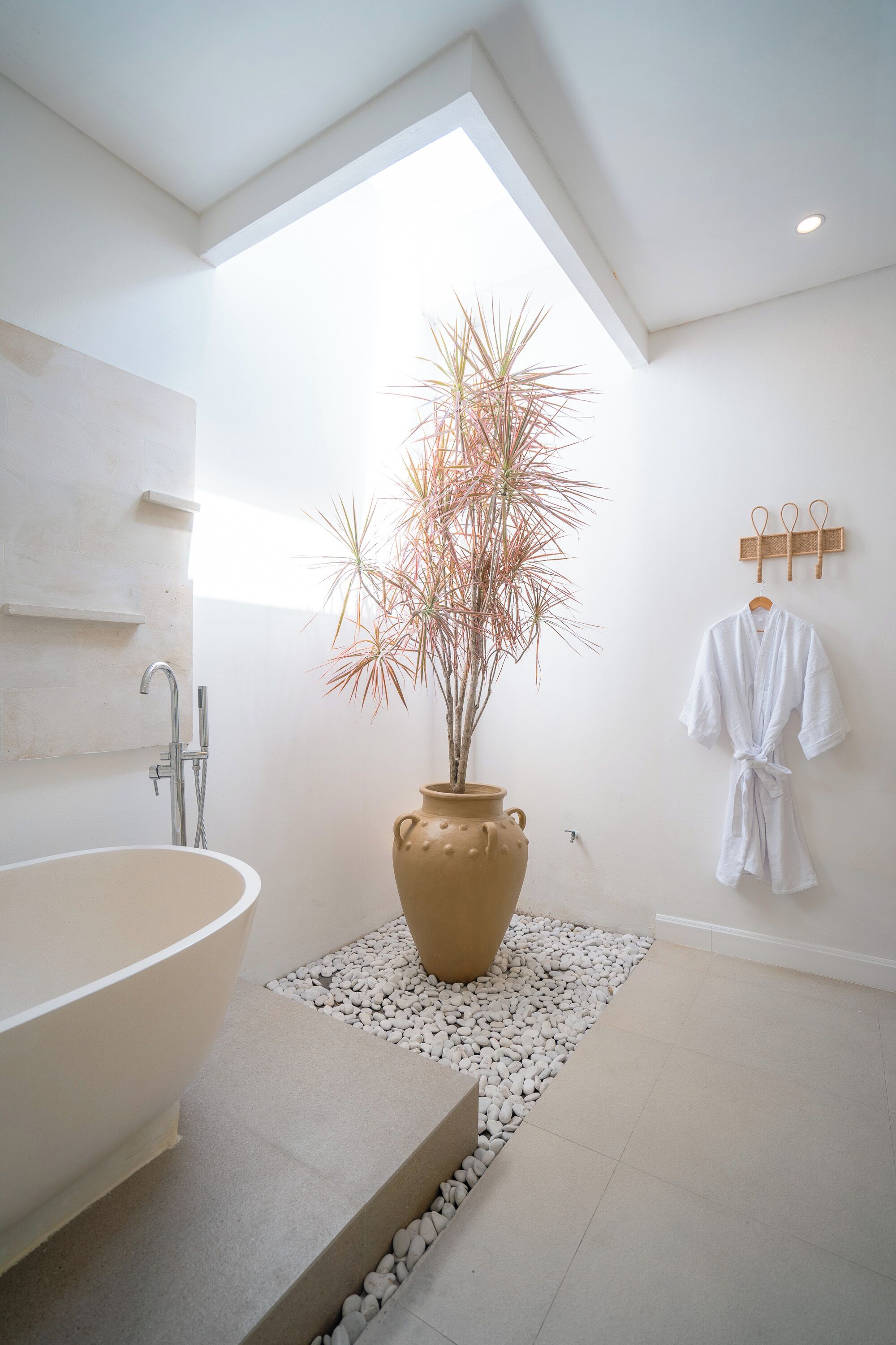 Ducha, batas, pantuflas, toallas