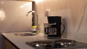 Fridge, oven, stovetop, coffee/tea maker