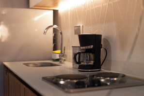 Réfrigérateur, four, plaque de cuisson, cafetière/bouilloire