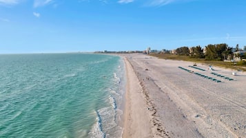 Una spiaggia nelle vicinanze