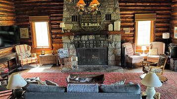 Smart TV, fireplace, video games, table tennis