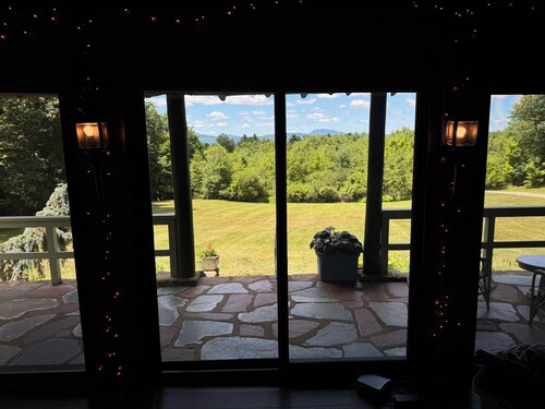 Peaceful 5-Bedroom Lodge in Lake George Adirondack Mountains